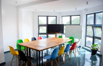 Salle de conférence pour 15 personnes, en demi-journée