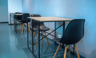 Poste en open space, au mois